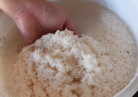 Mulher é presa após ex ficar em estado grave por suposto arroz envenenado