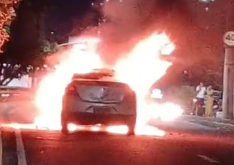 Carro é destruído por fogo na Avenida Djalma Batista; vídeo