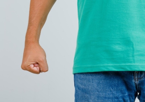 Homem é preso após quebrar tudo em casa e agredir esposa no Jorge Teixeira