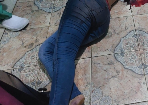 Mulher é morta com 12 facadas dentro de casa no Jorge Teixeira; marido é suspeito do crime