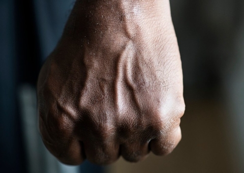 Padrasto invade casa e leva surra do marido da enteada no Cidade de Deus