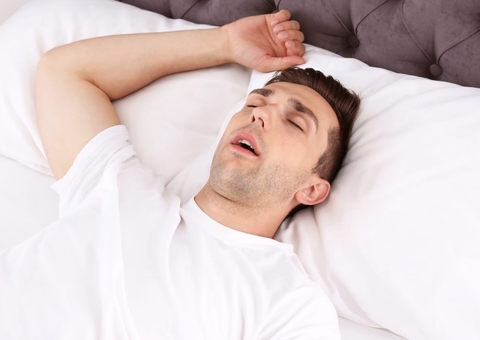 Você dorme de boca aberta? Veja os impactos desse hábito na sua saúde