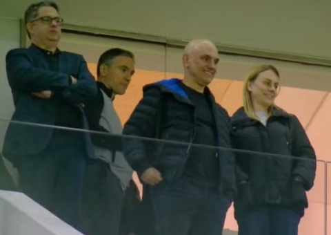 Moraes vai a jogo do Corinthians e mostra o dedo do meio para torcida