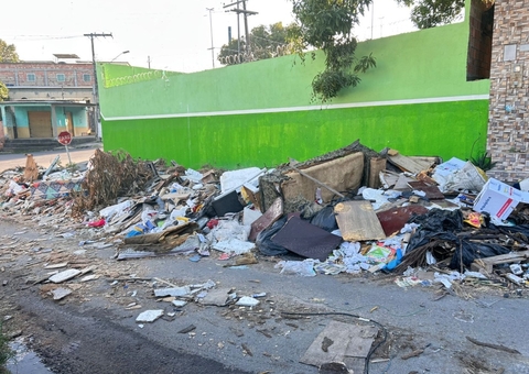 Rua do Jorge Teixeira vira 'lixeira viciada' e acúmulo de lixo gera reclamações