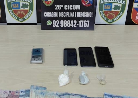 Mãe é presa por tráfico em kitnet onde vivia com os filhos pequenos em Manaus