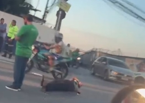 Motociclista tenta fazer retorno proibido e é atingido por carro na Av. André Araújo