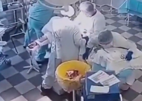 Vídeo: Médicos seguram paciente em cirurgia durante terremoto na Rússia