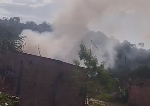 Foco de incêndio em lixão clandestino atinge área de invasão em Manaus