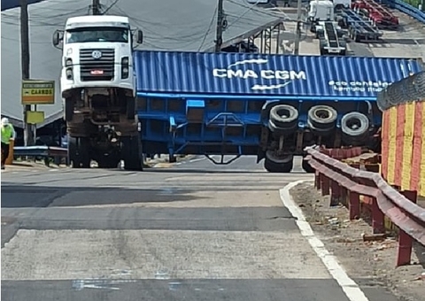 Contêiner tomba e bloqueia acesso ao Porto Chibatão em Manaus