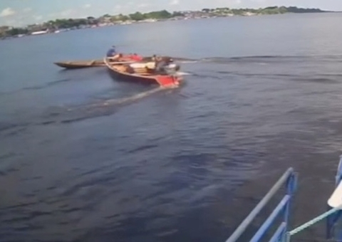 Canoas colidem no Amazonas e arremessam passageiros no rio