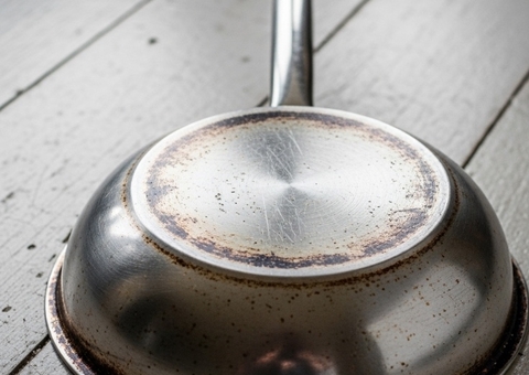 Mãe ataca filha com faca após menina derrubar panela em Campinas