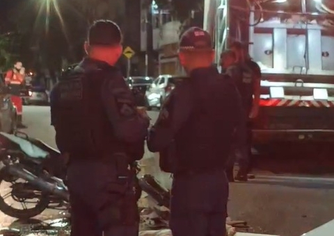 Motociclista tem cabeça destruída ao colidir com caminhão de lixo no Educandos