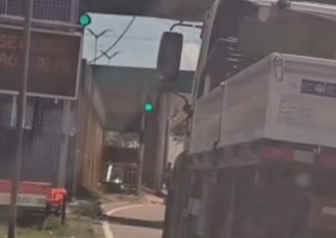 Demolição de passarela trava trânsito e deixa Av. Torquato Tapajós caótica