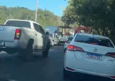 AO VIVO: Carro colide em poste na Av. do Turismo e motorista morre