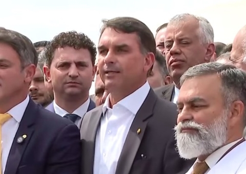 "Bolsonaro não pediu para postar", diz Flávio sobre vídeo que resultou na prisão do pai