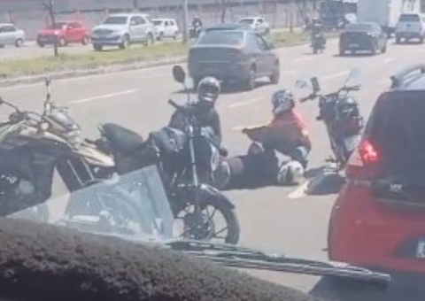 Motociclista fica ferido após acidente na Av. Constantino Nery; vídeo