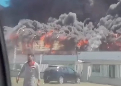 Incêndio de grandes proporções atinge fábrica no Distrito Industrial II