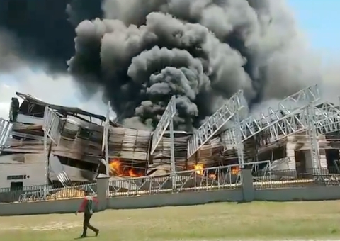 Vídeos mostram incêndio de grandes proporções no Distrito Industrial II; veja