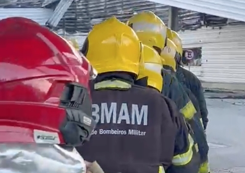 Bombeiros se preparam para entrar em fábrica que pegou fogo; vento dificulta combate às chamas