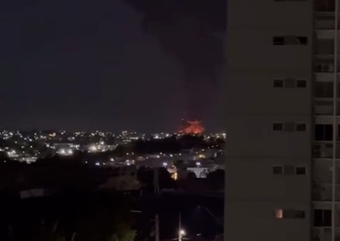 Incêndio em fábrica no Distrito já dura 9 horas e fogo pode ser visto à longa distância; vídeo