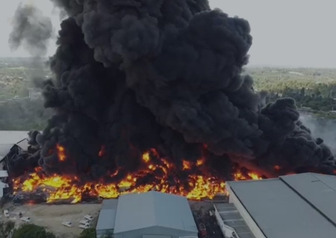 Incêndio em fábrica no Distrito Industrial já dura mais de 18 horas 