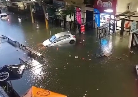 Chuva torrencial atinge Santos e deixa bairros debaixo d'água