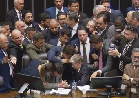Vídeo mostra deputado impedindo Hugo Motta de sentar na cadeira da Presidência