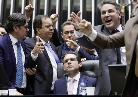 Governistas pedem afastamento de deputados que invadiram Mesa da Câmara