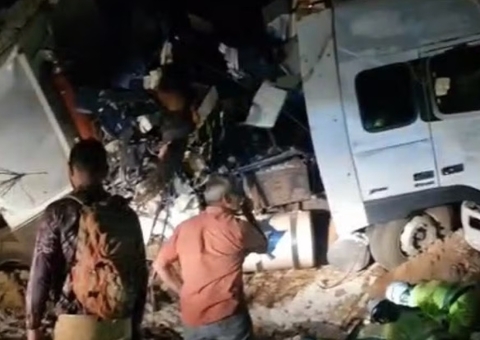 Ônibus e carreta colidem na BR-163, matam 11 e ferem mais de 40 pessoas