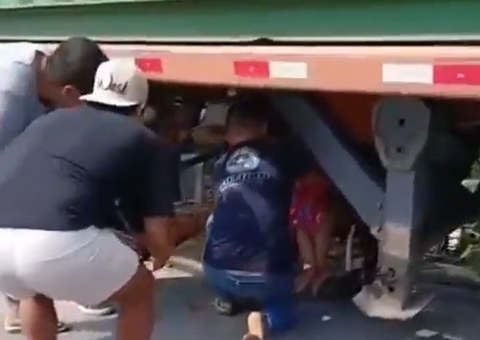 Vídeo: Carreta desgovernada invade casa e fere jovem paraplégica na Cidade Nova