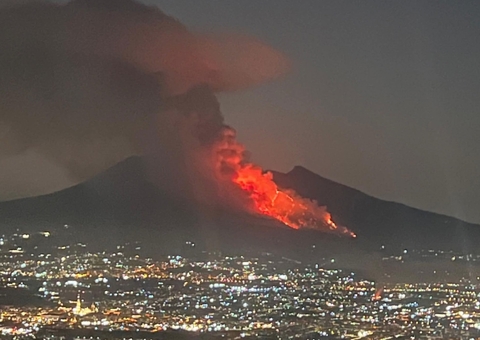 Grande incêndio no monte Vesúvio fecha acessos de turistas na Itália