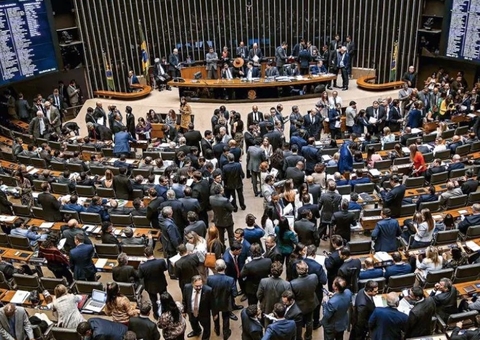 Deputados apresentam projeto de lei que criminaliza adultização de criança