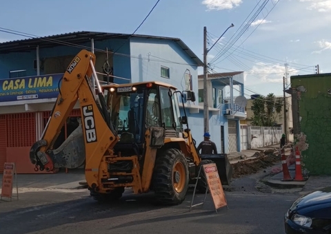 Obra da Águas de Manaus causa transtorno no Japiim 2 e desafia motoristas
