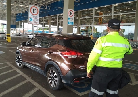 Manaus multa mais de 2 mil motoristas por estacionamento irregular em vagas especiais