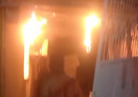 Casa é destruída em incêndio no Alvorada e família perde tudo