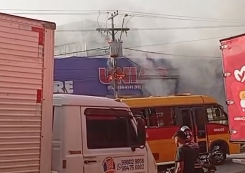 Vídeo mostra poste pegando fogo no Fuxico; veja