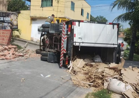 Motorista perde controle e destrói muro de casa no bairro Nova Cidade