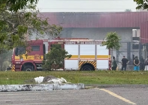 Incêndio atinge fábrica de portas na Avenida do Turismo