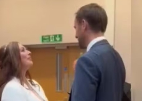 Noivo troca nome da noiva pelo da ex durante cerimônia de casamento; vídeo