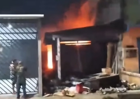 Sob efeito de drogas, "Foguinho" incendeia própria casa em Manacapuru