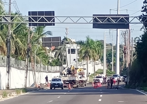 Carro fica destruído após motorista cochilar na Avenida das Torres