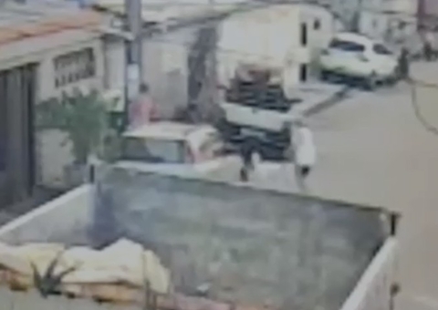 Vídeo mostra momento em que homem ataca vizinho a facadas no Redenção