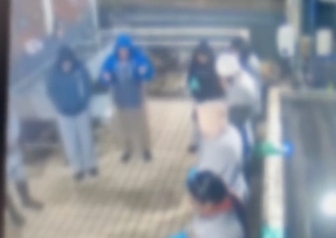 Vídeo mostra três pessoas escapando de fábrica no PR segundos antes da explosão