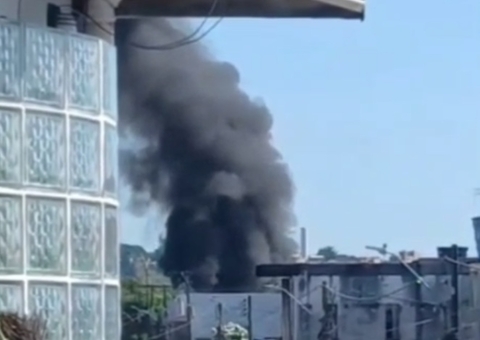 Incêndio atinge fábrica de isopor e casas vizinhas no bairro Santa Etelvina