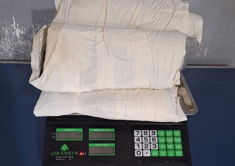 Mulher é presa com 3 kg de cocaína colados no corpo em aeroporto no Amazonas