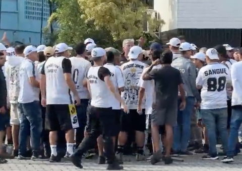 Revoltados, torcedores invadem CT do Santos após goleada histórica; vídeos
