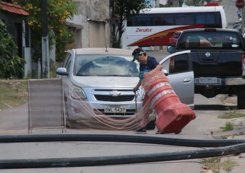 Águas de Manaus deixa ruas bloqueadas e obriga idosa a manobrar obstáculos diariamente