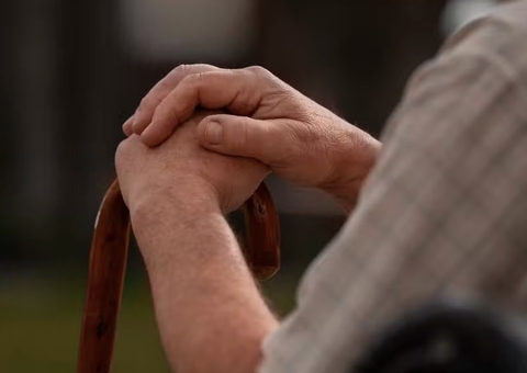 Idoso se apaixona por inteligência artificial e pede divórcio na China