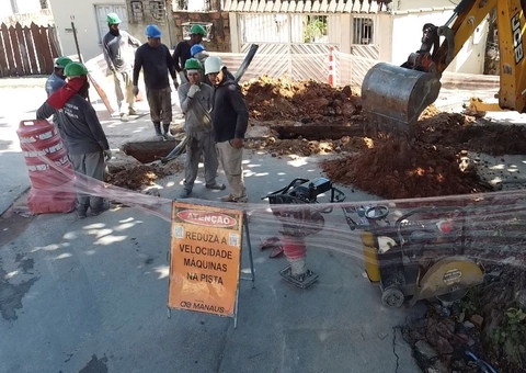 Águas de Manaus bloqueia rua estratégica no Japiim 2 e gera caos para motoristas