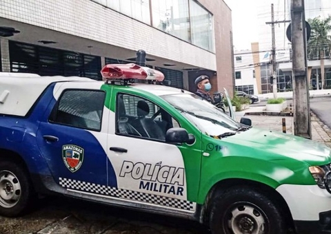 Foragida por homicídio é presa após ser denunciada por esfaquear cão em Manaus